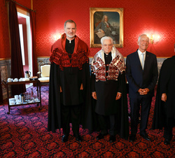 Su Majestad el Rey, Sus Excelencias los presidentes de las Repúblicas Portuguesa e Italiana y el rector magnífico de la Universidad de Coimbra posan c