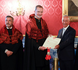 Su Majestad el Rey recibe de manos del presidente de la República de Portugal, Marcelo Rebelo de Sousa el diploma de Doctor Honoris Causa por la Unive
