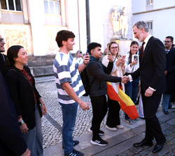 Su Majestad el Rey saluda a un grupo de españoles que esperaban a la salida de la Universidad de Coimbra