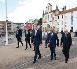 Don Felipe junto a los Presidentes de las Repúblicas Portuguesa y Italiana se dirigen hacia el convento