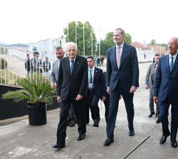 Don Felipe junto y los Presidentes de las Repúblicas Portuguesa e Italiana se dirigen a la entrada del convento
