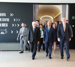Su Majestad el Rey y las autoridades a su entrada al auditorio