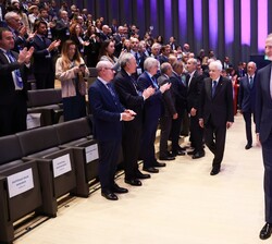 Don Felipe se dirige a su asiento en el auditorio