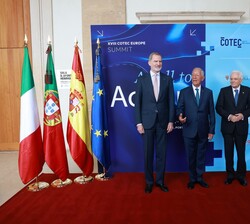 Su Majestad el Rey junto a los Presidentes de las Repúblicas Portuguesa e Italiana momentos antes del inicio del acto