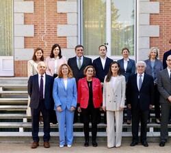La Reina junto a los asistentes a la reunión de trabajo con los firmantes de la propuesta de Pacto de Estado “Protegiendo a la infancia y la ado