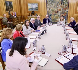 La Reina Letizia ha presidido una reunión de trabajo, en el Palacio de La Zarzuela, con representantes de las entidades promotoras del Pacto de Estado