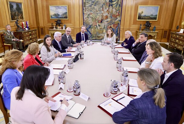 La Reina Letizia ha presidido una reunión de trabajo, en el Palacio de La Zarzuela, con representantes de las entidades promotoras del Pacto de Estado
