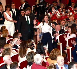 Su Majestad la Reina accede al auditorio