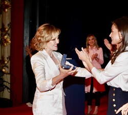 Almudena Ariza, periodista, recibe el galardón