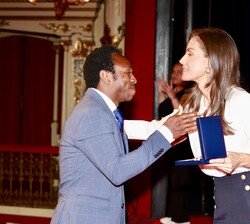 Su Majestad la Reina entrega las Medallas de Oro de la Cruz Roja Española