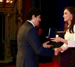 Premiado César Bona, maestro, escritor y conferenciante