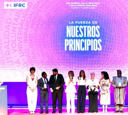 Doña Letizia con los premiados y autoridades