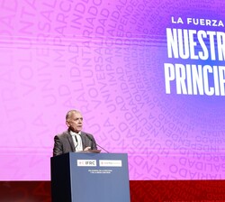 Juan Ramón Lucas, periodista, da lectura del Alegato por la Humanidad