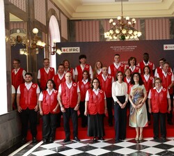 Doña Letizia con los miembros del voluntariado de Cruz Roja Española