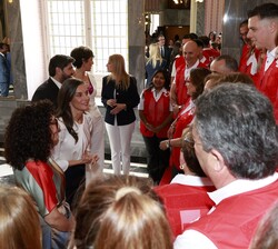 Doña Letizia conversa con los voluntarios