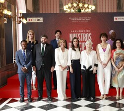 Su Majestad la Reina junto a los galardonados con las Medallas de Oro de la Cruz Roja Española