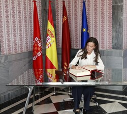 Su Majestad la Reina firma en el libro de honor