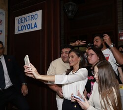 Doña Letizia se hace un selfie con los vecinos en las calles de Murcia