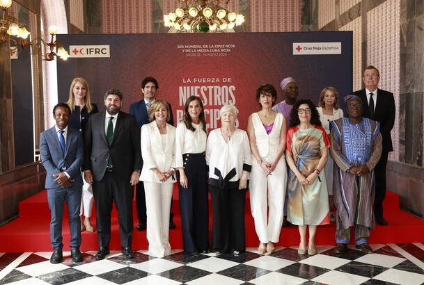 Su Majestad la Reina junto a los galardonados con las Medallas de Oro de la Cruz Roja Española