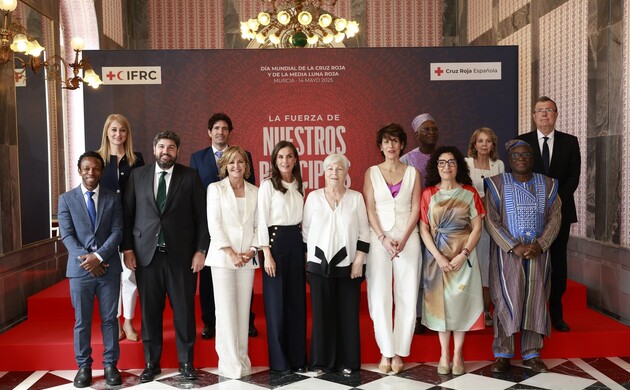 Su Majestad la Reina junto a los galardonados con las Medallas de Oro de la Cruz Roja Española