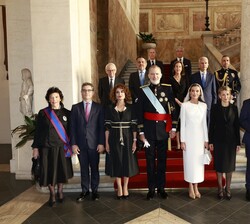 Sus Majestades los Reyes con la delegación oficial española en la residencia de la embajadora de España ante la Santa Sede