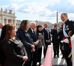 Don Felipe y Doña Letizia conversan con la Presidenta de la República del Perú, Dina Boluarte, y con el Presidente de la República Italiana, Sergio Ma