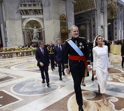 Sus Majestades los Reyes acceden al interior de la Basílica de San Pedro tras la Misa del inicio del Pontificado de Su Santidad el Papa León XIV