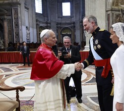 Don Felipe saluda a Su Santidad el Papa León XIV tras la Misa celebrada en la Plaza de San Pedro