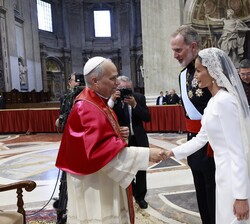 Don Letizia saluda a Su Santidad el Papa León XIV tras la Misa de inicio del Pontificado celebrada en la Plaza de San Pedro