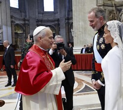 Sus Majestades los Reyes conversan con Su Santidad el papa León XIV en el interior de la Basílica de San Pedro