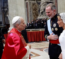 Don Felipe y Doña Letizia conversan con Su Santidad el Papa León XIV en el interior de la Basílica de San Pedro tras la Misa del inicio del Pontificad
