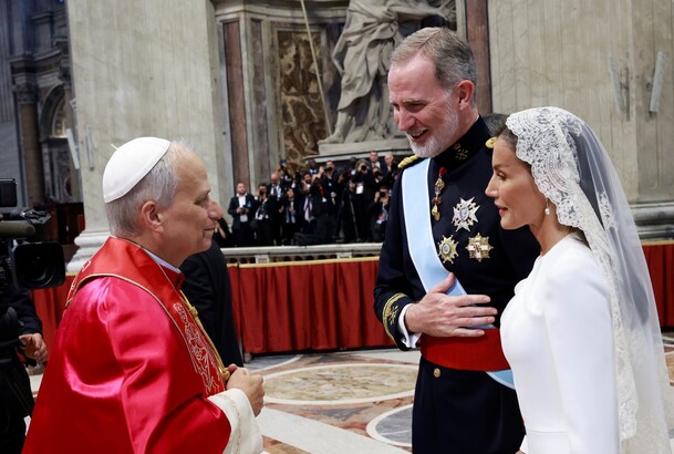Don Felipe y Doña Letizia conversan con Su Santidad el Papa León XIV en el interior de la Basílica de San Pedro tras la Misa del inicio del Pontificad