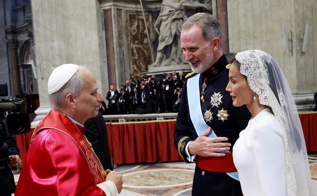 Don Felipe y Doña Letizia conversan con Su Santidad el Papa León XIV en el interior de la Basílica de San Pedro tras la Misa del inicio del Pontificad