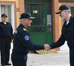 Su Majestad el Rey a su llegada al Arsenal Militar de Cartagena es recibido por el almirante general Jefe de Estado Mayor de la Armada, Antonio Piñeir