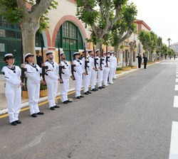 Su Majestad el Rey es recibido con honores a cargo de un piquete de Guardia Militar