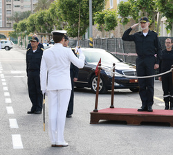 Su Majestad el Rey recibe novedades del jefe del piquete de Guardia Militar