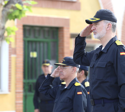 Su Majestad el Rey durante la interpretación del Himno Nacional a su llegada al Arsenal Militar de Cartagena
