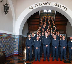 Fotografía de grupo de Su Majestad el Rey con una representación de la Flotilla de Submarinos