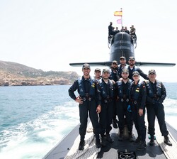 Su Majestad el Rey con parte de la tripulación en su embarque en el Submarino “Isaac Peral” S-81