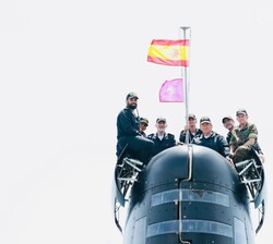 Su Majestad el Rey en la vela del Submarino “Isaac Peral” S-81, durante la maniobra de aproximación a puerto