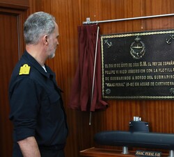Don Felipe descubre una placa conmemorativa del embarque de S.M. el Rey en el submarino “Isaac Peral” S-81