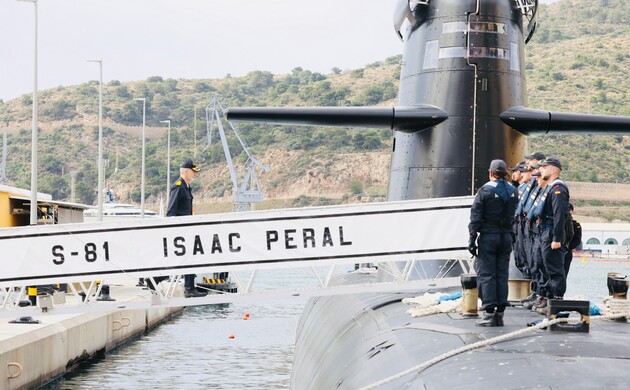 Su Majestad el Rey embarca en el submarino "Isaac Peral" S-81