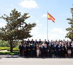 Su Majestad el Rey junto a una representación del Consejo General de Colegios Oficiales de Graduados Sociales de España