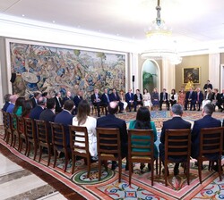 Su Majestad el Rey conversa con los asistentes del Consejo General de Colegios Oficiales de Graduados Sociales de España