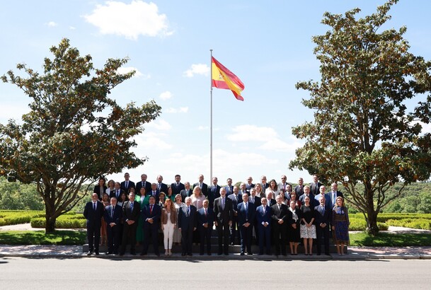 Su Majestad el Rey junto a una representación del Consejo General de Colegios Oficiales de Graduados Sociales de España