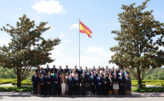 Su Majestad el Rey junto a una representación del Consejo General de Colegios Oficiales de Graduados Sociales de España