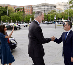 Su Majestad el Rey recibe el saludo del ministro de la Presidencia, Justicia y Relaciones con las Cortes, Félix Bolaños