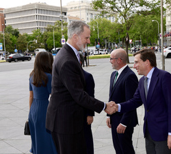Su Majestad el Rey recibe el saludo del alcalde de Madrid, José Luis Martínez-Almeida