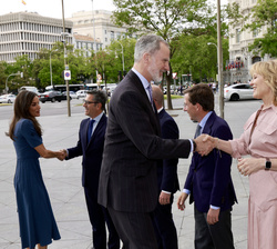 Su Majestad el Rey recibe el saludo de la presidenta de la Asociación de la Prensa de Madrid, María Rey