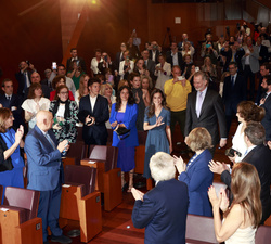 Sus Majestades los Reyes accediendo al auditorio del Palacio de Cibeles